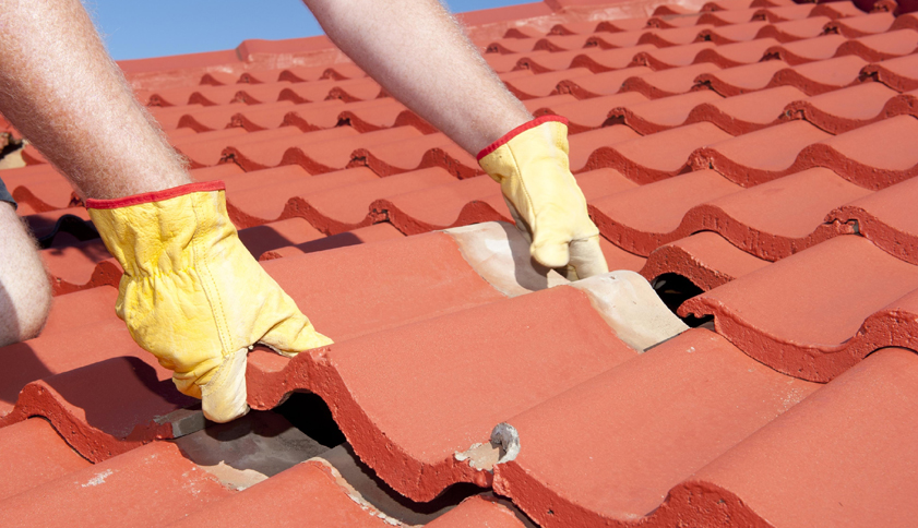 Reparaciones y mantenimiento de tejados: ¿Cómo reconocer los daños a tiempo?
